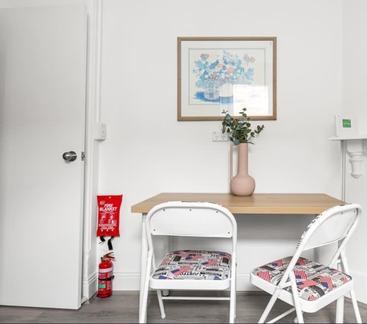 Rustic Single - Centrally Located - Shared Bathroom Guest house *